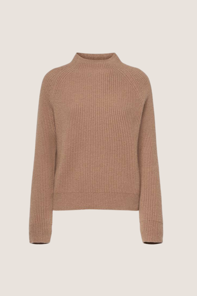 Cozy camel-colored knit sweater with a relaxed fit, ideal for a chic yet comfortable look.