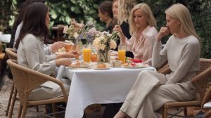 Women having brunch is spring brunch outfits