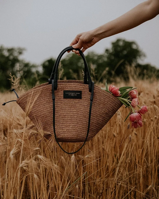 Structured Fan Shape Straw Tote