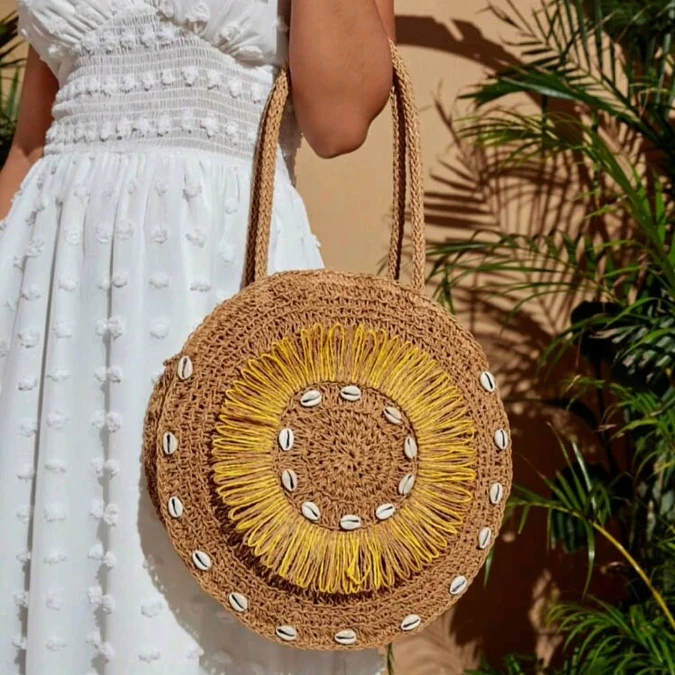 Round Shell Detail Straw Bag