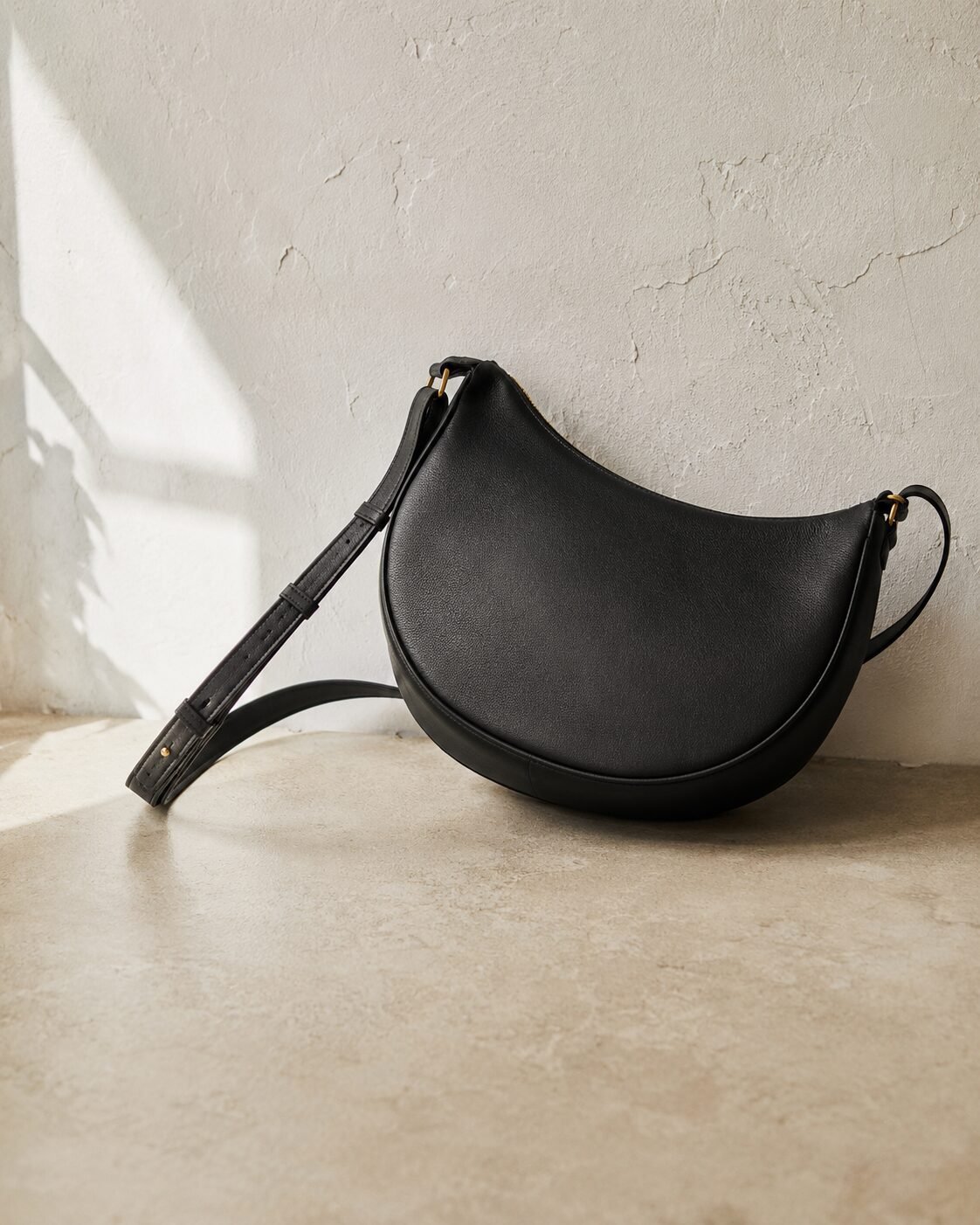 cheap christmas outfit look expensive: structured black leather crossbody bag