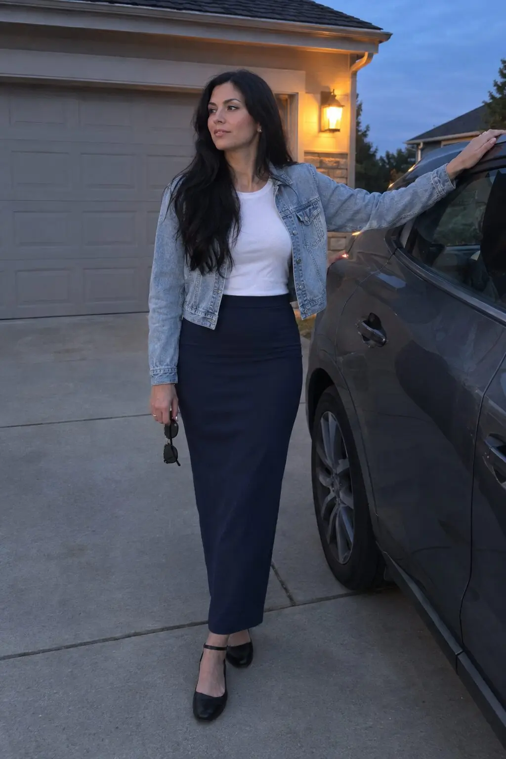 easy mom outfit for a family dinner: navy ponte skirt with white tee and light denim jacket