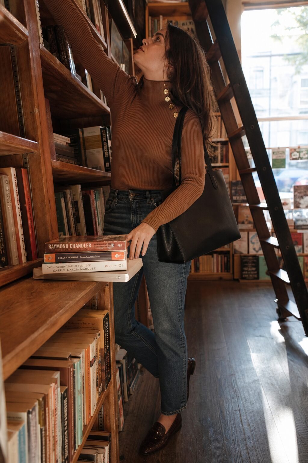 caramel turtleneck tucked into jeans with penny loafers and a black tote, casual fall weekday outfit