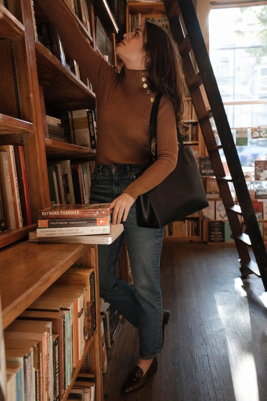 caramel turtleneck tucked into jeans with penny loafers and a black tote, casual fall weekday outfit