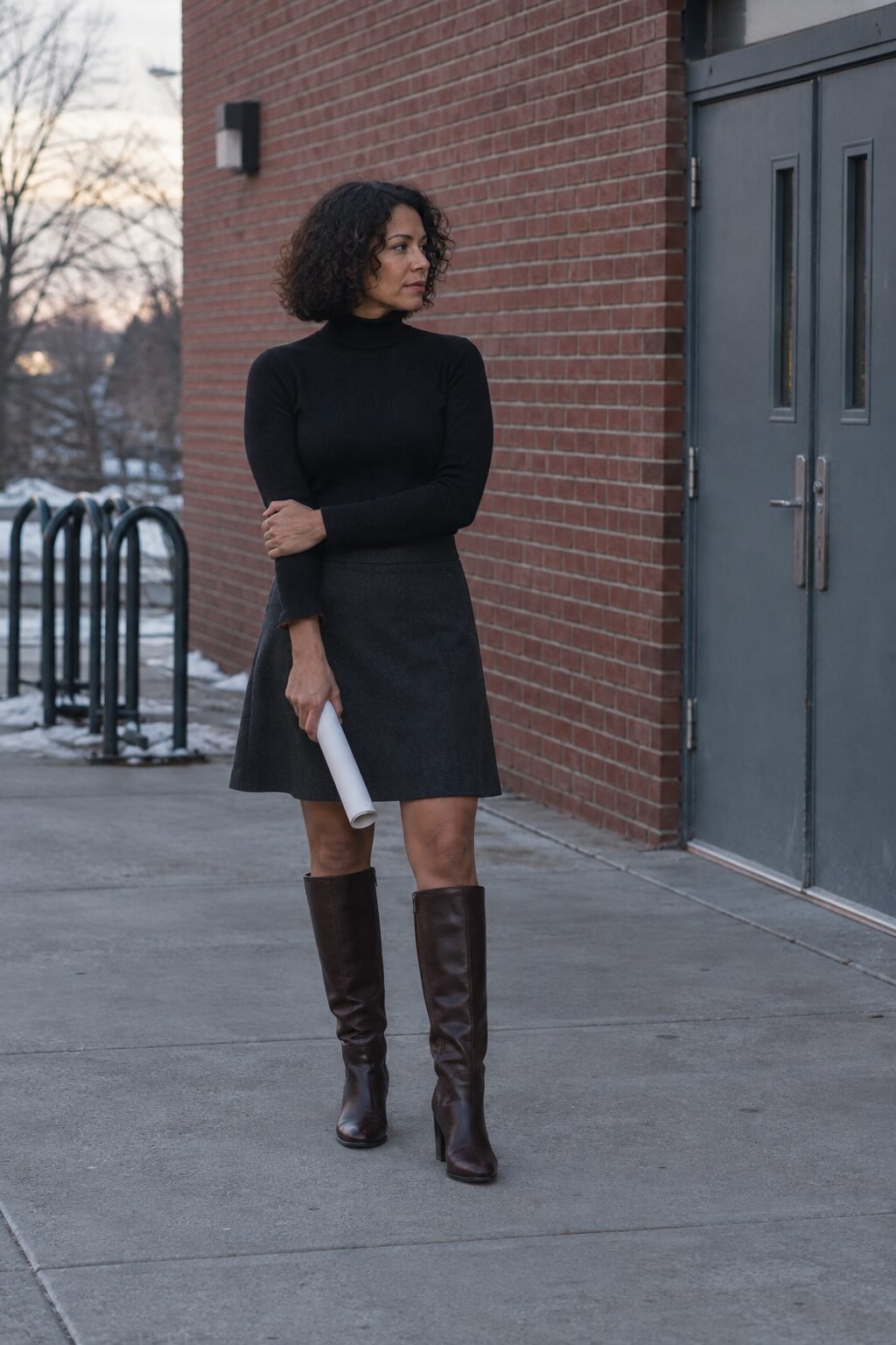 easy mom outfit for a school concert: black rib turtleneck with dark brown knee-high boots