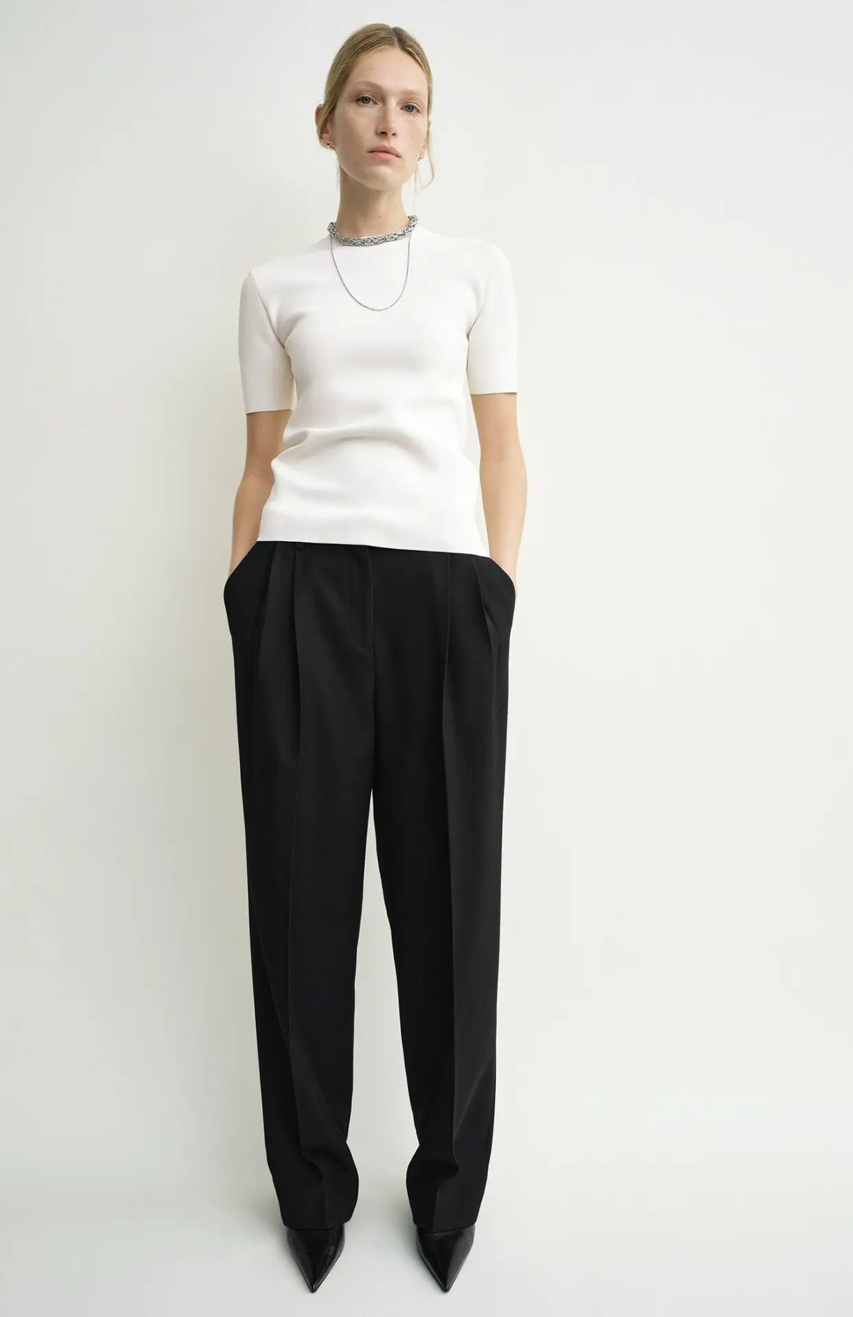 Double-pleat tailored trousers (black)