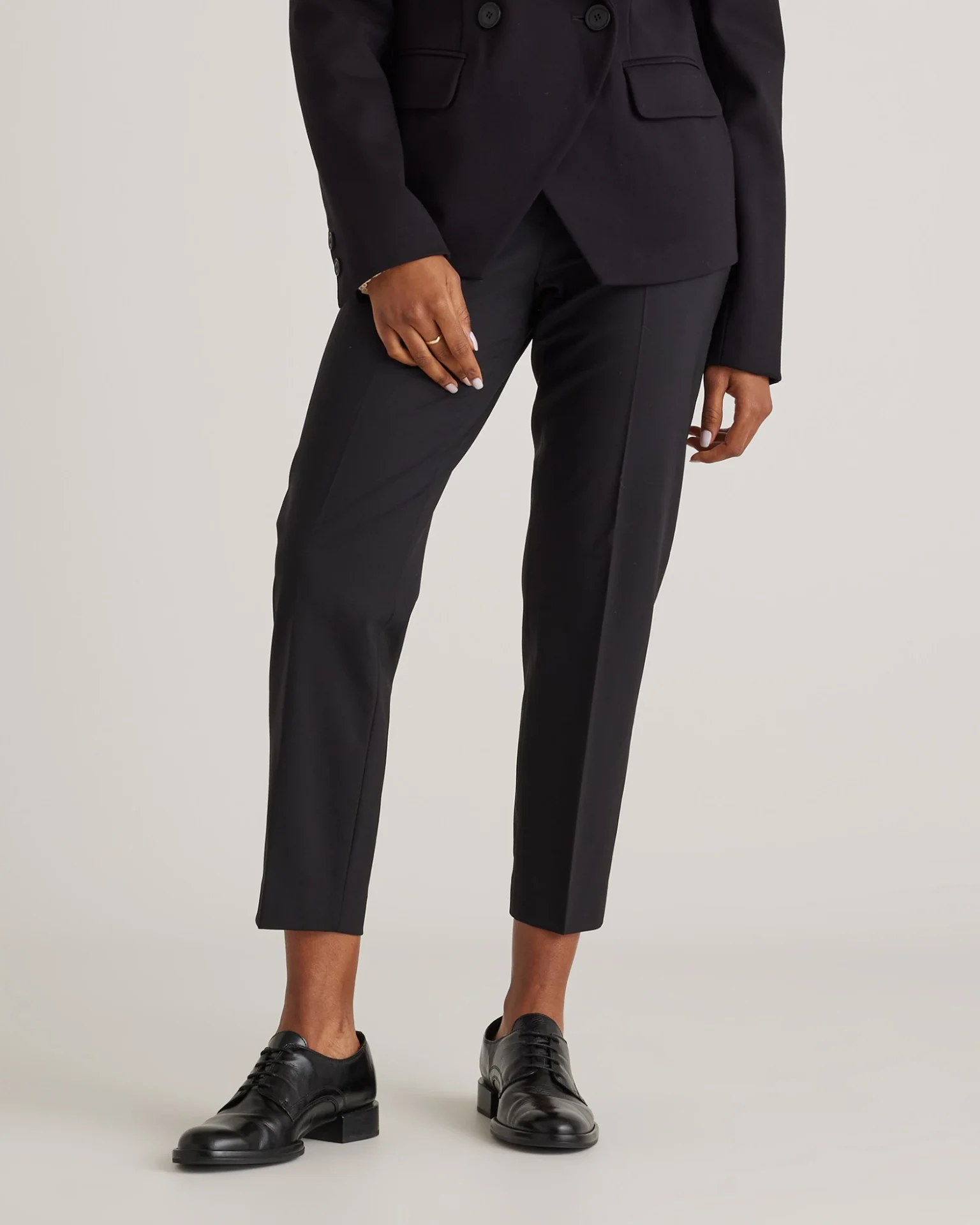 Italian Wool Slim Leg Ankle Pants (Black)