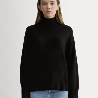 The Boxy Turtleneck in Cashmere (Navy)