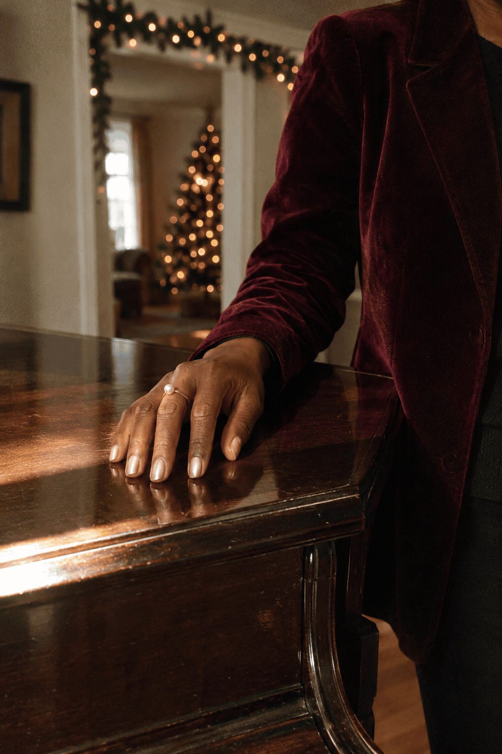 short nails with one sheer coat of champagne pearl shimmer, an understated Christmas manicure