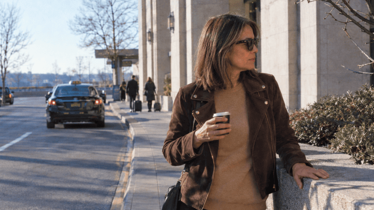 16 Winter Airport Outfits That Layer From Cold Curb to Warm Cabin