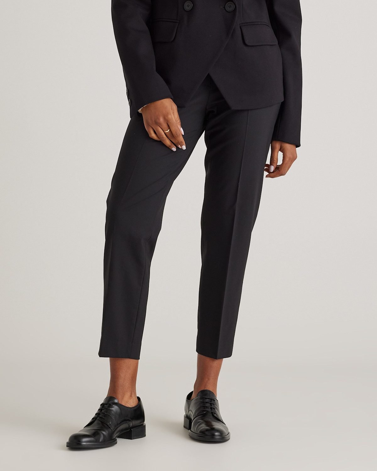 Italian Wool Slim Leg Ankle Pants (Black)