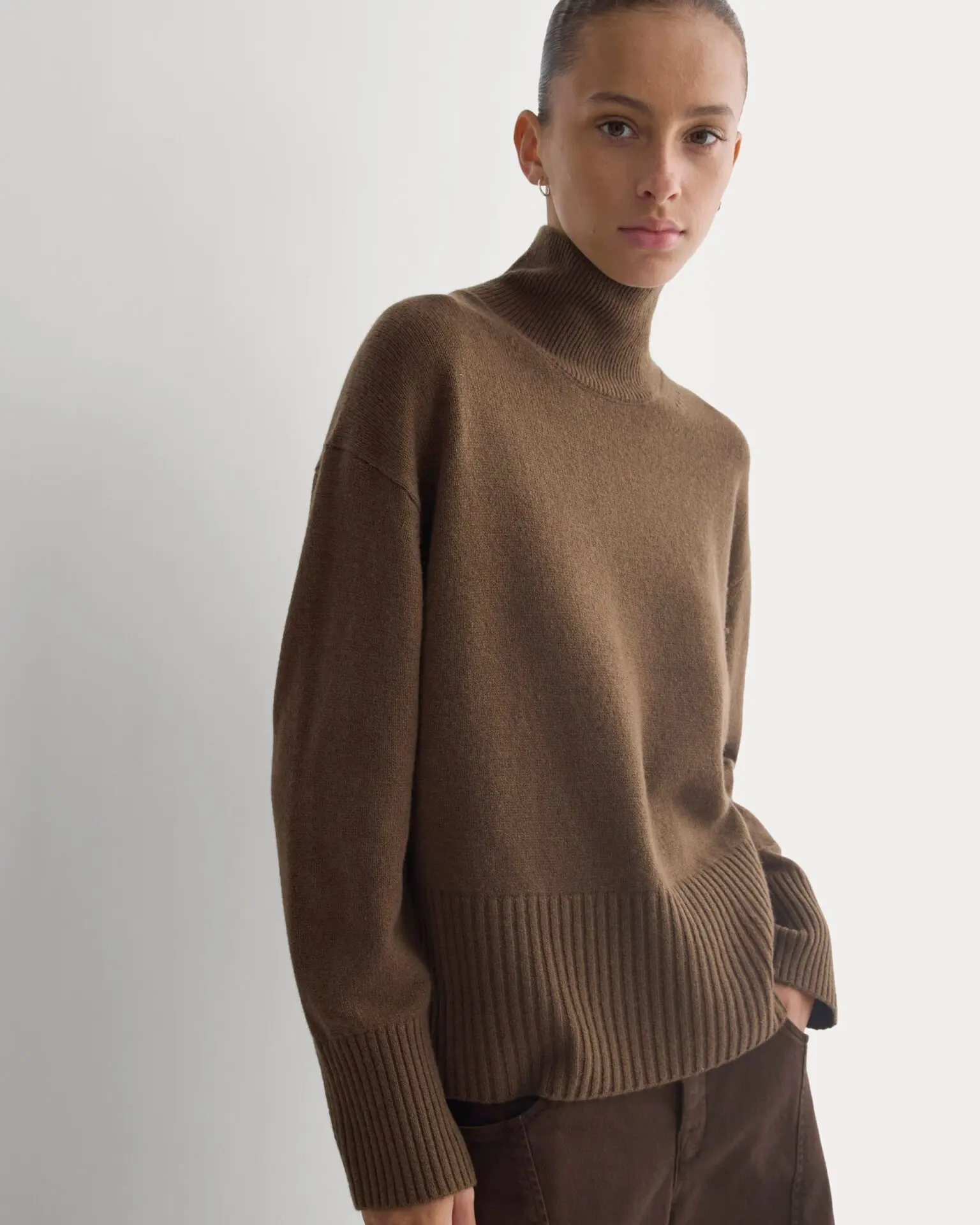 The Boxy Turtleneck in Cashmere (Cocoa)